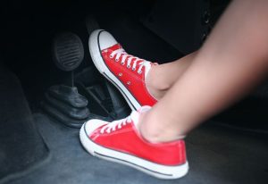 exemple de pieds qui relâche l'accélérateur