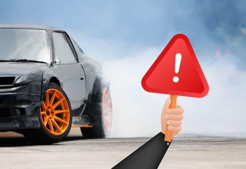 exemple de ripage de pneu avec panneau attention