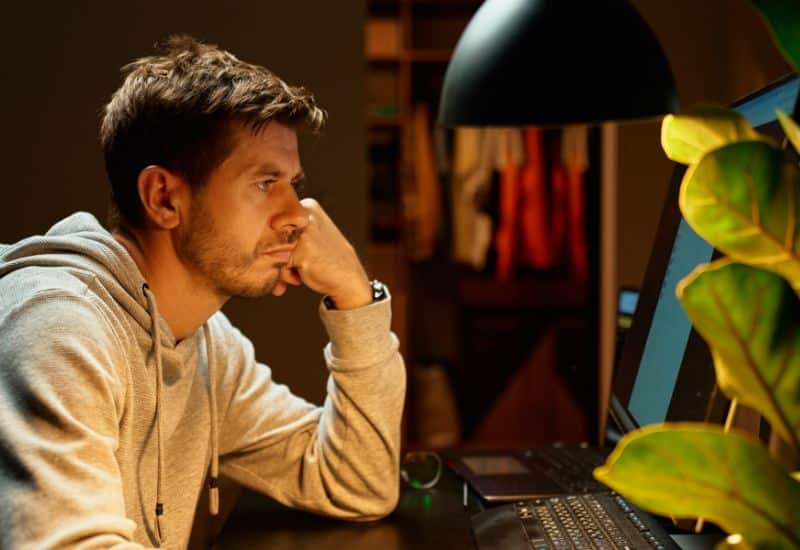 exemple d'un homme devant un ordinateur