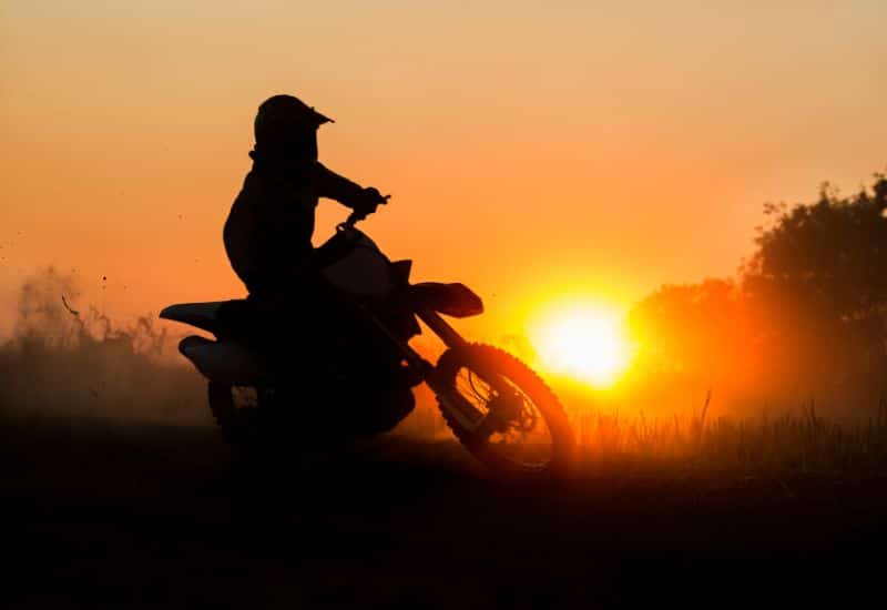 exemple de vitesse d'une moto au coucher du soleil