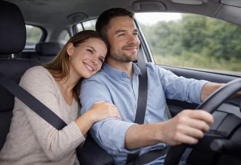 exemple d'un couple en voiture