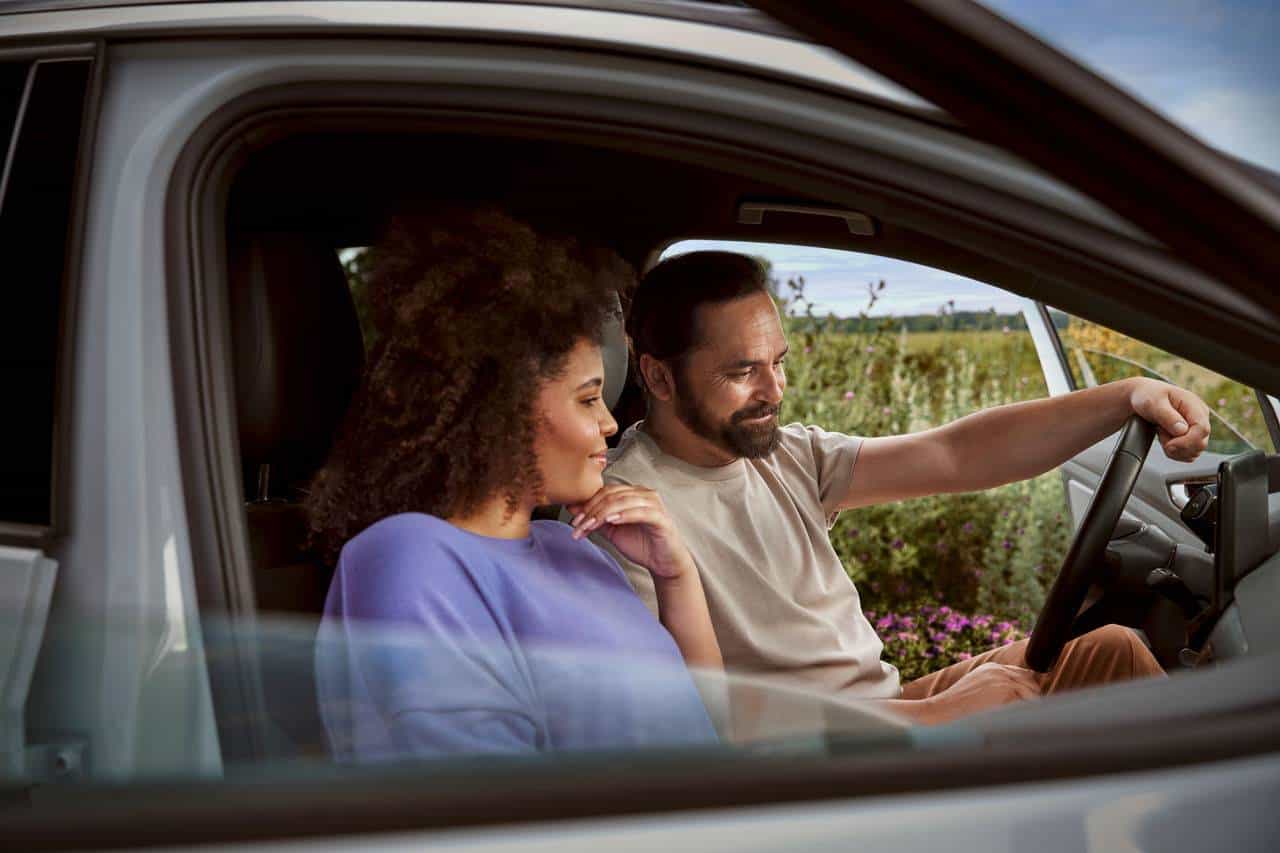 couple dans voiture electrique